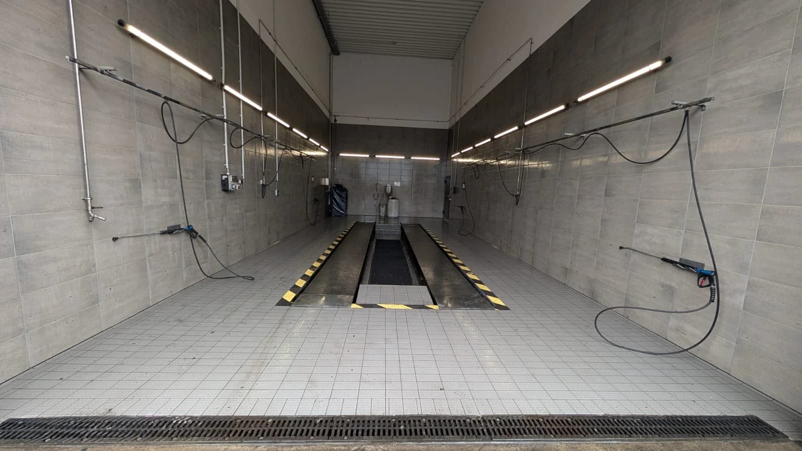 Autohaus-Waschhalle nach der Reinigung — gereinigte Hallen- und Bodenflächen