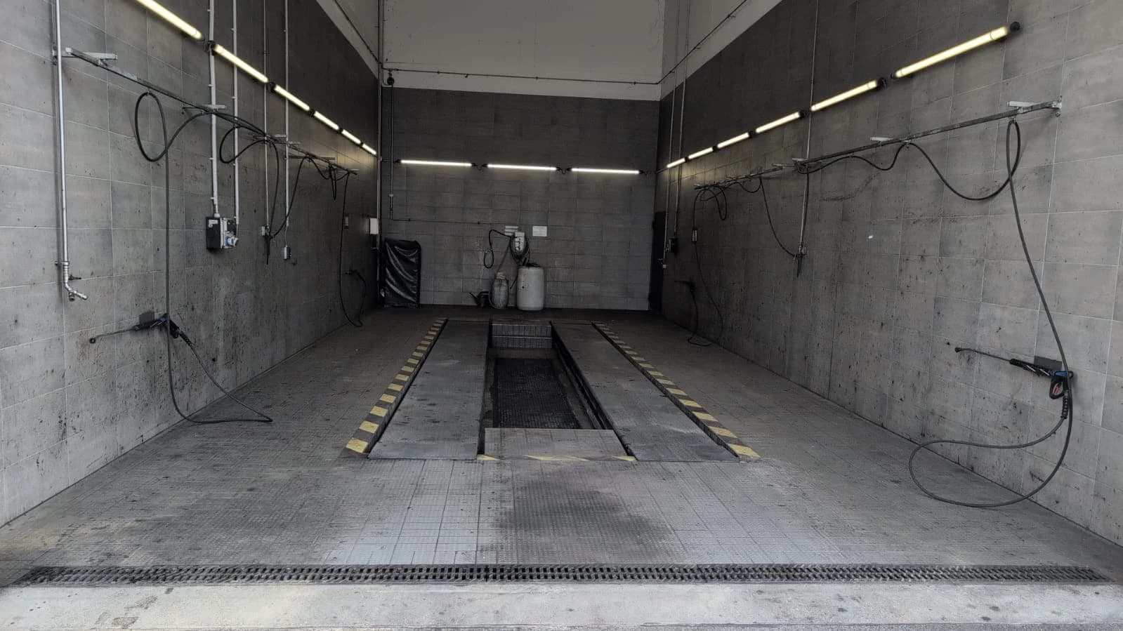 Autohaus-Waschhalle vor der Reinigung — verschmutzte Hallen- und Bodenflächen