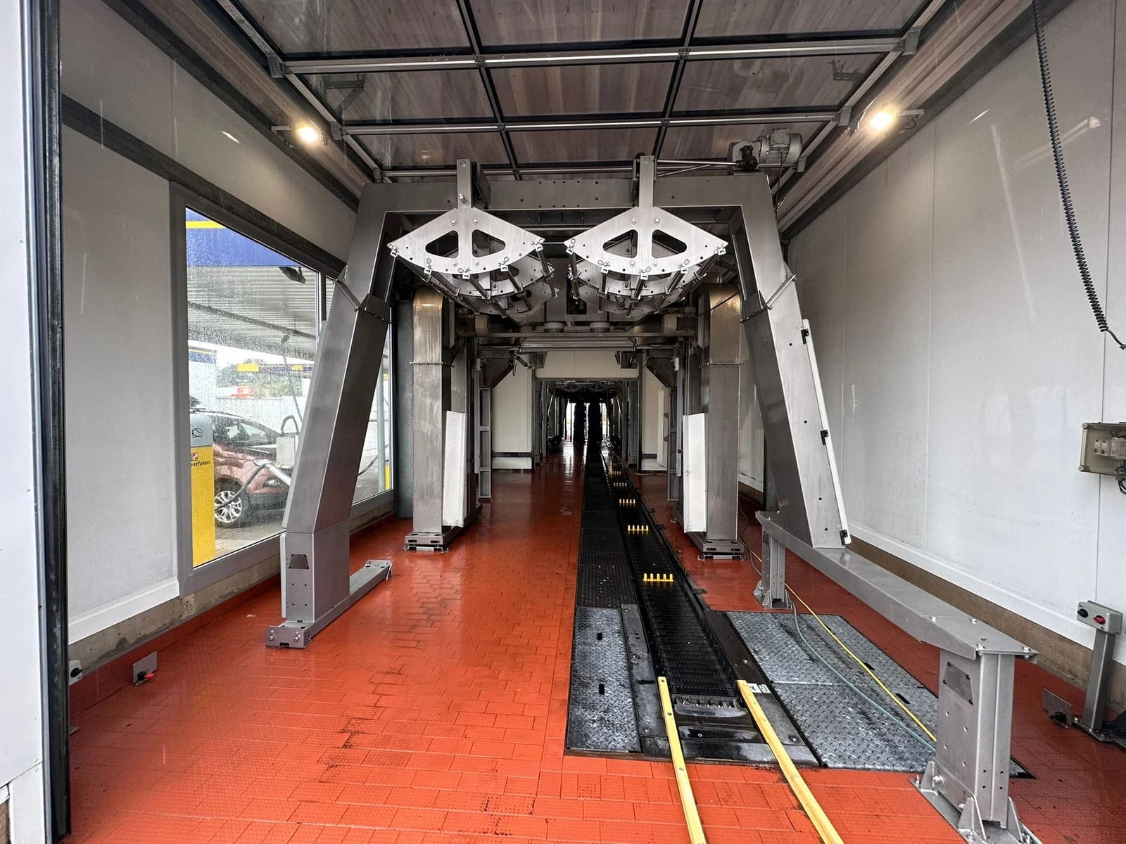 Waschstraßen-Portal mit Edelstahltragwerk — sauberer Innenbereich