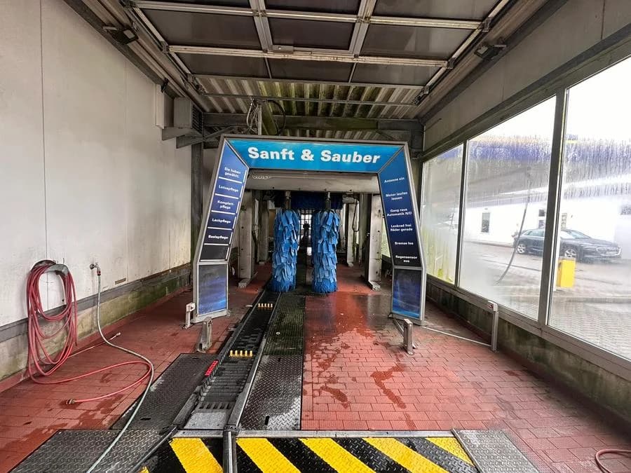 Waschstraßen-Innenbereich vor der Reinigung — Algenbelag an Decke und Wänden